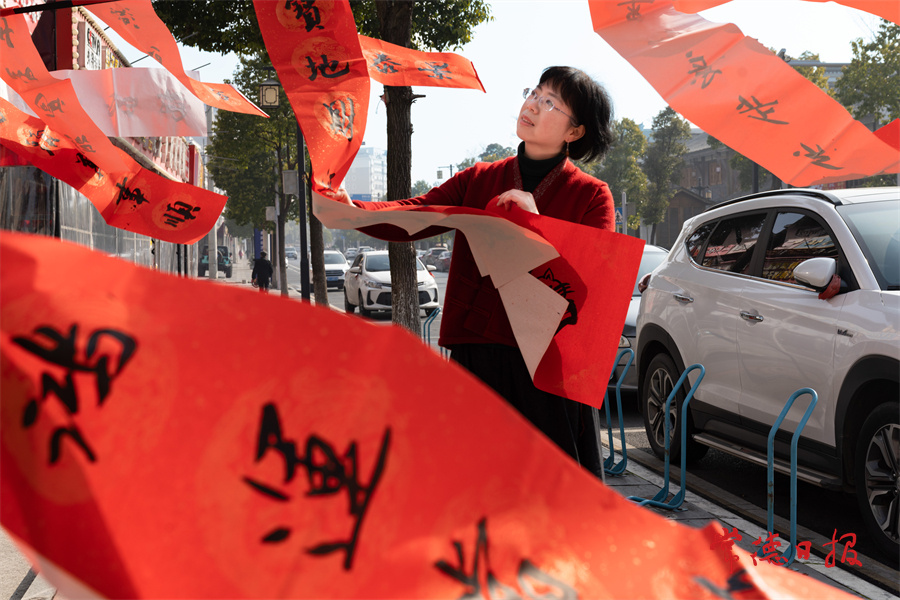 1月19日，市城區(qū)，書法家們開展送春聯(lián)進(jìn)小區(qū)活動(dòng)。喻應(yīng)獻(xiàn) 攝.jpg