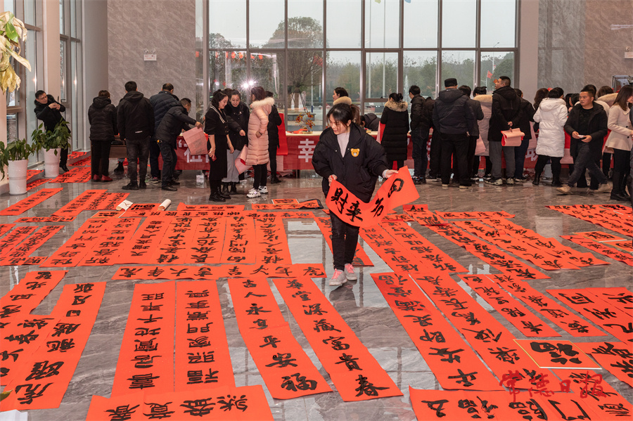 1月21日，桃源縣書法家協(xié)會(huì)組織一批骨干會(huì)員走進(jìn)桃源高新區(qū)，為園區(qū)員工義務(wù)寫春聯(lián)、送祝福。周桂成 攝.jpg