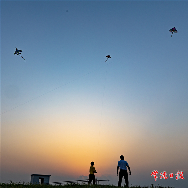 趙藺-忙趁春風(fēng)放紙紙鳶-2022年3月13日 地點：賀家山 開車路過 見許多孩子在大堤上放風(fēng)箏.jpg