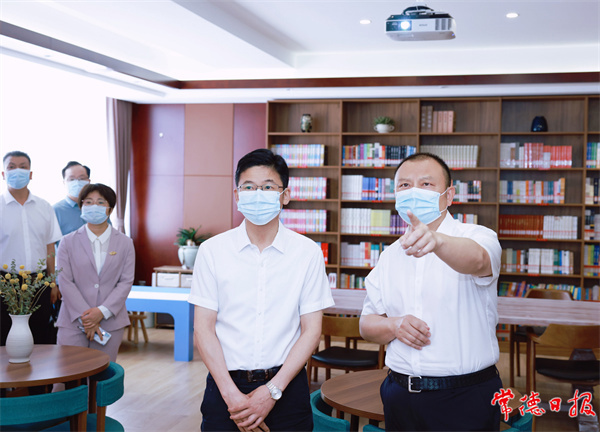 曹志強(qiáng)調(diào)研發(fā)改工作時(shí)強(qiáng)調(diào)：爭(zhēng)當(dāng)先鋒 勇挑大梁 為推動(dòng)高質(zhì)量發(fā)展貢獻(xiàn)更大力量