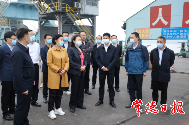 劉蓮玉率隊(duì)在常開展環(huán)境保護(hù)“一法一條例”執(zhí)法檢查時(shí)強(qiáng)調(diào) 切實(shí)擔(dān)負(fù)起守住藍(lán)天碧水凈土的政治責(zé)任和法律責(zé)任