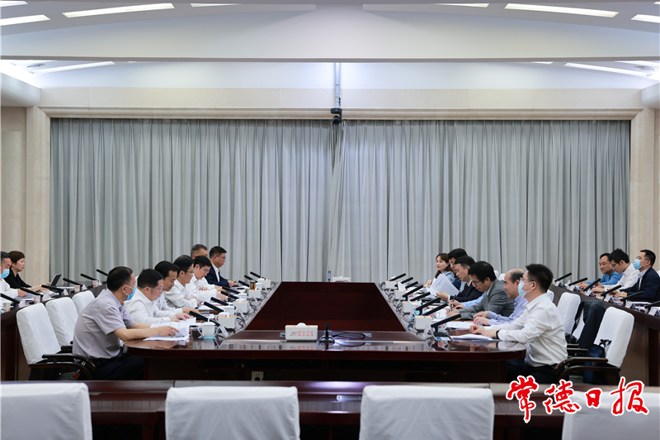 曹志強(qiáng)周振宇與省國(guó)資委考察團(tuán)一行座談