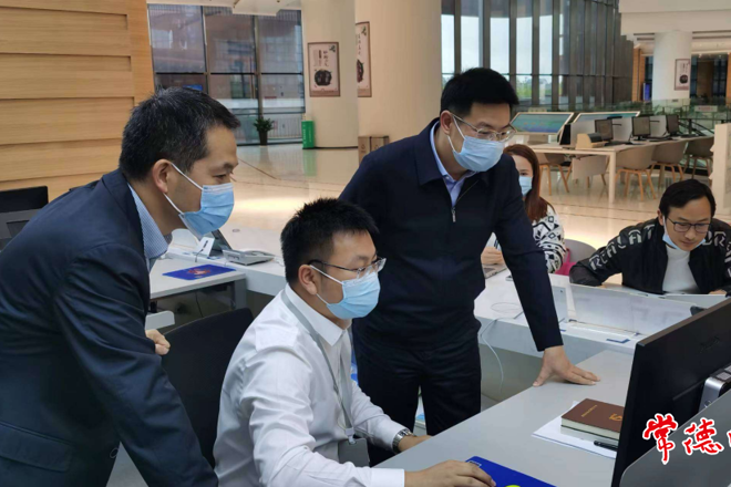 市領(lǐng)導(dǎo)體驗(yàn)辦理行政審批全流程時(shí)要求 落實(shí)好打造一流營商環(huán)境政策措施