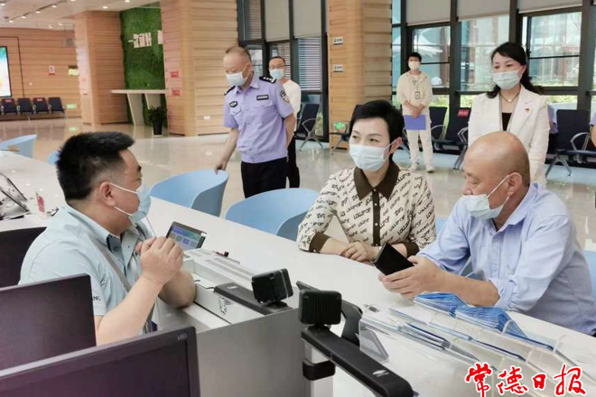 市領(lǐng)導(dǎo)全程體驗(yàn)辦網(wǎng)約車駕駛員資格證流程時(shí)指出 深入推進(jìn)“放管服”改革各項(xiàng)舉措落地