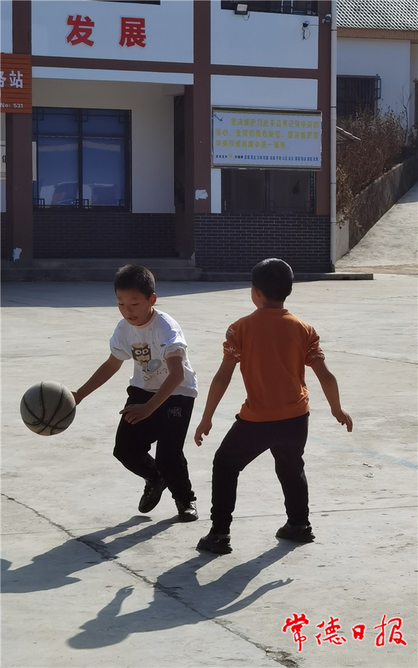 葉培明-課余對(duì)壘-1.jpg 葉培明-課余對(duì)壘-1.jpg