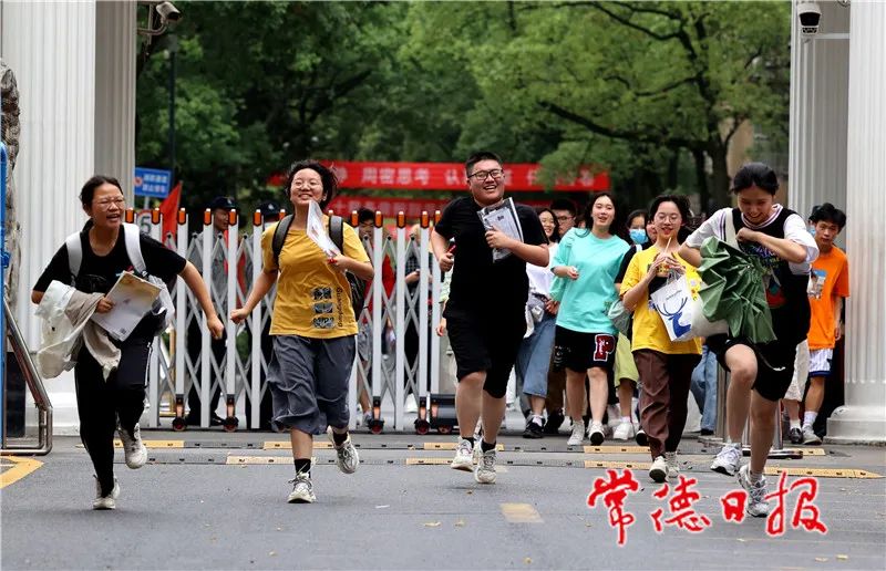 高考結(jié)束1.jpg 高考結(jié)束1.jpg