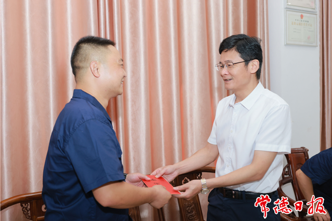 曹志強開展“八一”建軍節(jié)走訪慰問活動指出 樹立好榜樣 傳遞正能量