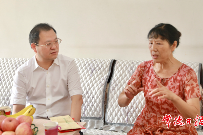 周振宇慰問姜開斌烈士遺孀時表示：以姜開斌為榜樣履職盡責 為全市經(jīng)濟社會高質(zhì)量發(fā)展貢獻力量