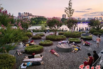 【攝影報道】德國風(fēng)情街驚現(xiàn)“躺平廣場”