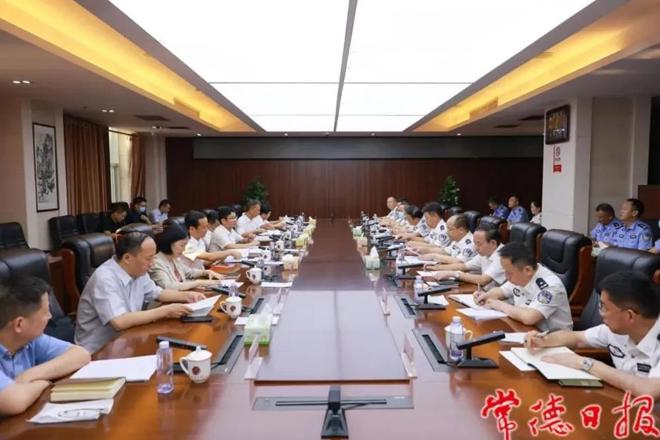 曹志強(qiáng)調(diào)研公安工作時(shí)強(qiáng)調(diào) 忠誠(chéng)履職執(zhí)法為民 維護(hù)社會(huì)安全穩(wěn)定