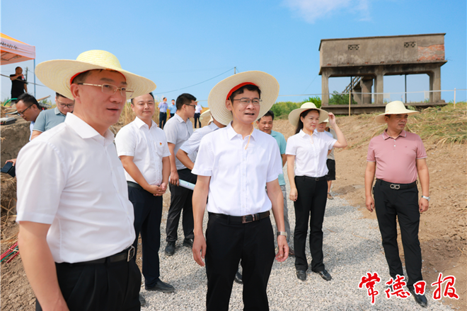 曹志強(qiáng)在鼎城區(qū)、臨澧縣調(diào)研抗旱救災(zāi)工作時(shí)強(qiáng)調(diào) 堅(jiān)持以人民為中心 全力打贏抗旱救災(zāi)這場(chǎng)硬仗