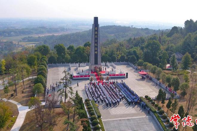 常德市舉行烈士紀(jì)念日向人民英雄敬獻花籃儀式