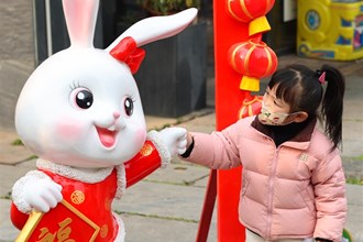 【社會(huì)】市城區(qū)布置兔元素喜慶裝飾