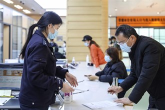 【社會(huì)】常德出入境窗口有序恢復(fù)出入境證件辦理 迎來(lái)辦證高峰