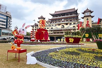 鮮花燈籠齊裝扮 紅紅火火過(guò)大年