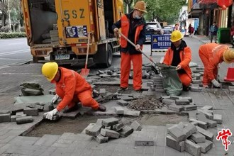 【社會(huì)】市政工人補(bǔ)板忙