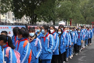 【社會(huì)】開(kāi)學(xué)啦！兔子舞、知識(shí)競(jìng)猜...育才小學(xué)報(bào)到日溫暖有序