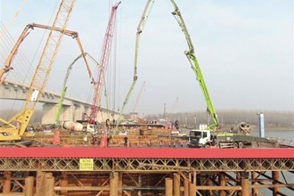 【社會】益常高速公路擴(kuò)容工程沅水特大橋主墩鋼圍堰封底施工啟動