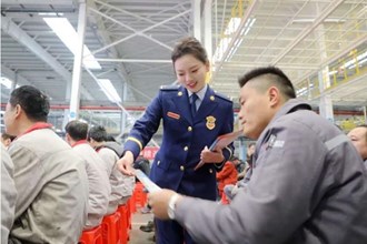 【社會】消防宣傳服務(wù)隊(duì)員走進(jìn)常德中車新能源有限公司總裝車間