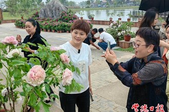 【社會】常德柳葉湖漁歌藝術(shù)營地牡丹花海游人如織