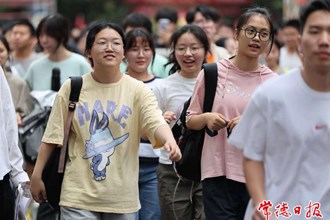 【攝影報道】高考結(jié)束，市民“花式”迎接考生