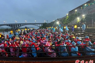 【社會(huì)】端午小長(zhǎng)假 大型溪流漫游實(shí)景演出《桃花源記》人氣火爆