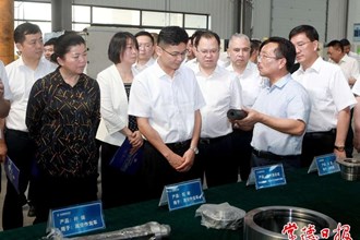 曹志強在全市“創(chuàng)新突破產(chǎn)業(yè)突圍”流動現(xiàn)場會暨指揮部第二次全體會議上強調(diào)：全面實施創(chuàng)新突破產(chǎn)業(yè)突圍 加快推動高質(zhì)量發(fā)展