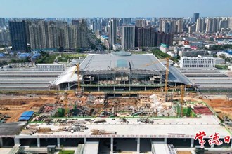 【攝影報(bào)道】戰(zhàn)高溫，斗酷暑！常德火車站二期工程建設(shè)如火如荼