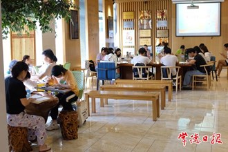 【攝影報(bào)道】圖書館里人氣旺