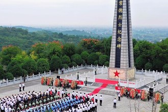 常德市舉行烈士紀(jì)念日向人民英雄敬獻(xiàn)花籃儀式