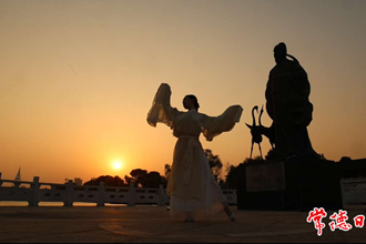 【組圖】每一幀都是壁紙！舞蹈演員起舞獻(xiàn)給初冬的常德