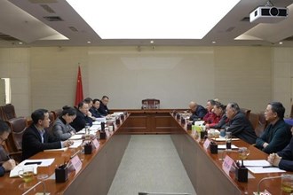 周振宇就《政府工作報(bào)告（征求意見(jiàn)稿）》征求老干部意見(jiàn)和建議