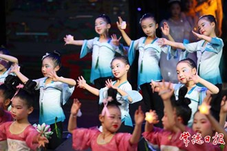 【攝影報(bào)道】童趣迎新年