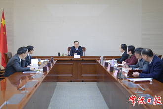 市政府黨組班子開展主題教育專題民主生活會會前學(xué)習研討暨市政府黨組理論學(xué)習中心組2024年第1次集體學(xué)習