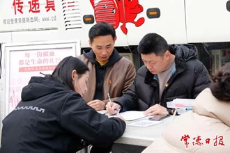 【攝影報(bào)道】常德市第三中學(xué)黨員教師無(wú)償獻(xiàn)血踐行雷鋒精神