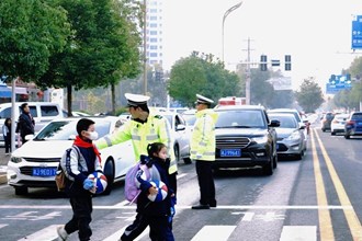 【發(fā)現(xiàn)常德之美·紅綠燈下的守護(hù)】第十一期 開(kāi)學(xué)季 護(hù)校安園