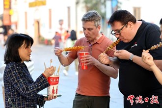 【社會】外國游客品嘗常德河街美食