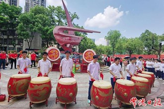 【教育】十年磨一劍 今朝試鋒芒 常德市七中校長(zhǎng)穿狀元服為考生送祝福