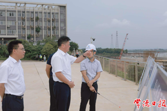 羅毅君在石澧航道艷洲樞紐督導(dǎo)檢查防汛工作