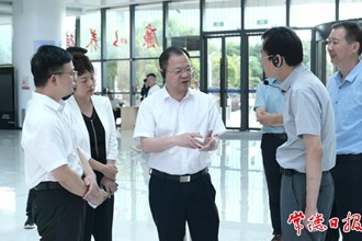 周振宇調(diào)研行政審批中介服務(wù)工作