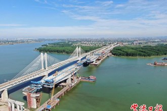 戰(zhàn)高溫 斗酷暑 益常高速擴(kuò)容工程沅水特大橋建設(shè)如火如荼