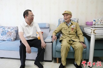 周振宇八一建軍節(jié)前夕看望慰問退役軍人