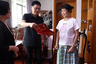 市領(lǐng)導走訪慰問烈士遺屬