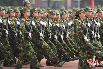 【教育】搭建模擬戰(zhàn)場(chǎng)，演練戰(zhàn)場(chǎng)救護(hù) 常德職業(yè)技術(shù)學(xué)院軍訓(xùn)展演“動(dòng)真格”