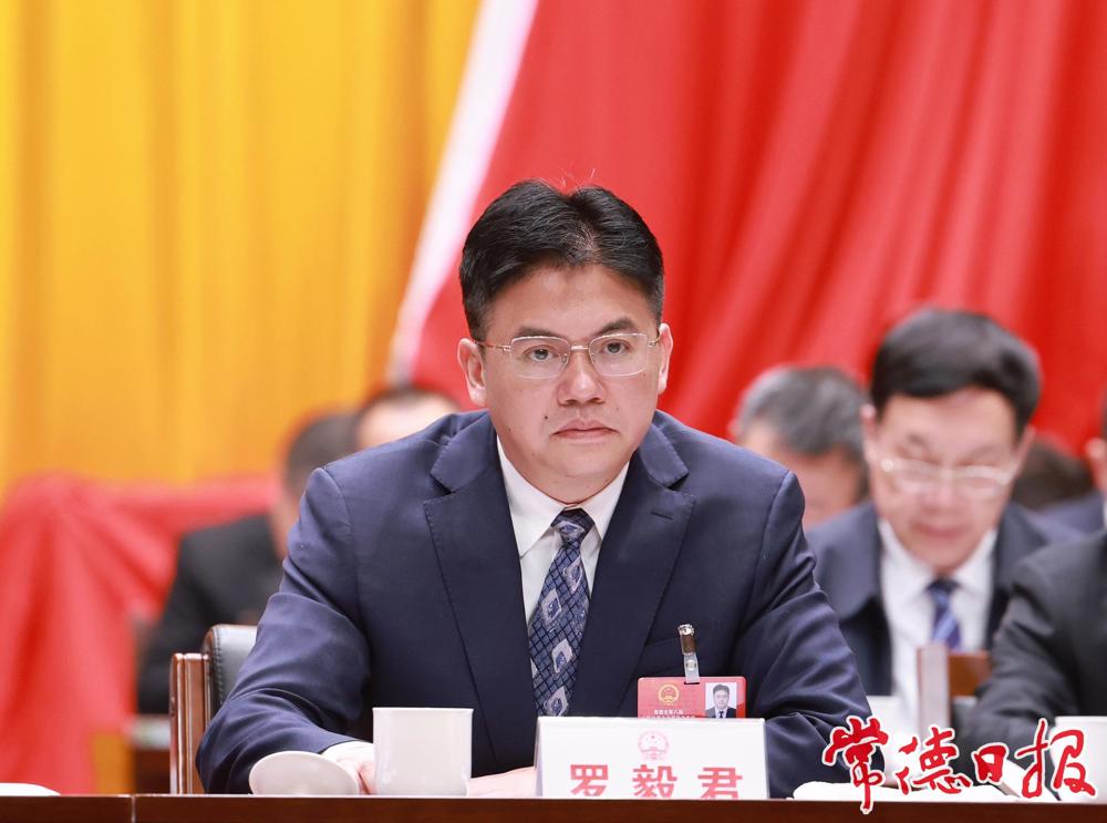 羅毅君出席會議