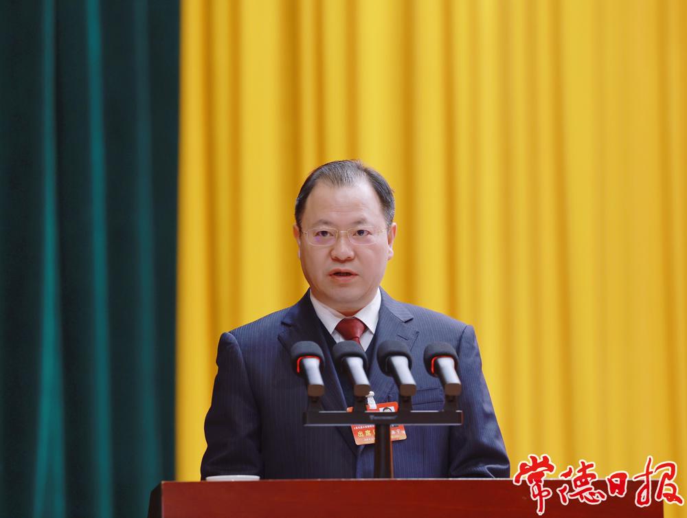 周振宇作政府工作報告