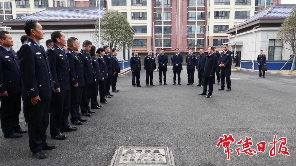 在鼎城區(qū)公安局紅云派出所慰問基層民警