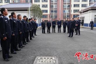 周振宇走訪慰問基層民警