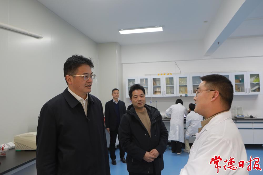 市委書記羅毅君看望慰問專家鄧愛華