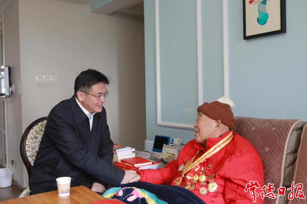 市委書記羅毅君看望慰問老黨員宋彩星